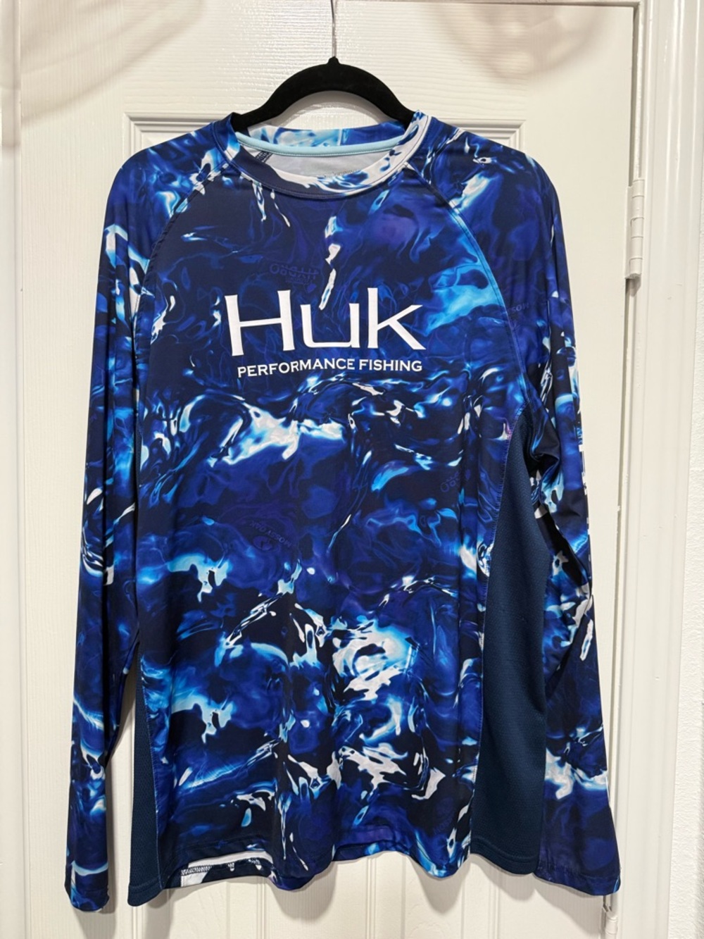 Huk Blue and White Performance Long Sleeve Fishing Shirt - Sz M